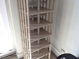une grande bibliothèque en bois avec de nombreuses étagères