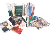 un grand nombre de livres posés sur une table