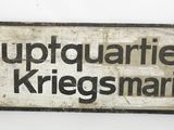 a sign that says hautoquarterr der kregsmarinee on it