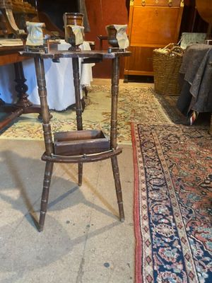 une chaise en bois posée dans une pièce dont le sol est recouvert d'un tapis
