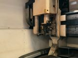 une machine qui travaille sur une pièce de métal