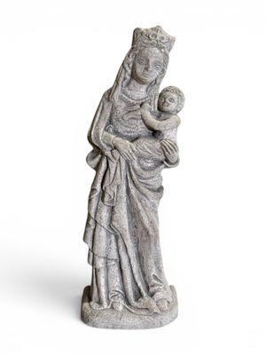 statue d'une femme tenant un enfant dans ses bras