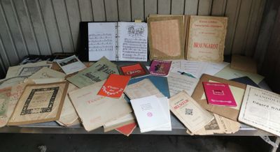 une table recouverte de livres et de papiers