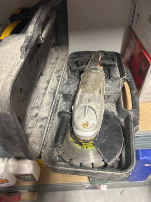 une valise contenant un outil, posée sur une étagère