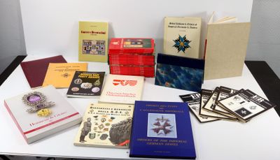de nombreux livres et broches posés sur une table blanche