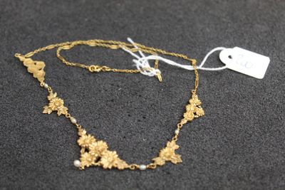 gros plan d'un collier en or sur une surface noire