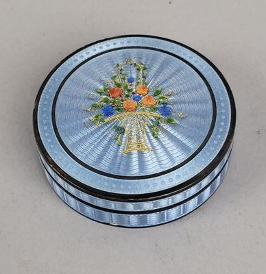 une image représentant une boîte décorative ornée d'une croix