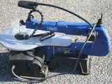une machine bleue et noire posée par terre