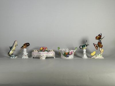 six figurines d'oiseaux en porcelaine et un vase de fleurs