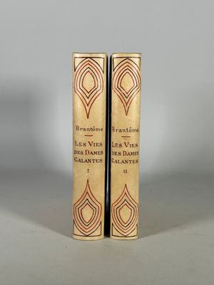 deux vieux livres posés l'un sur l'autre sur une table