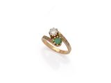 une bague en émeraude et diamant