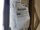 une étiquette au dos d'une serviette accrochée au mur