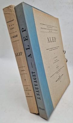 deux livres posés l'un sur l'autre sur une table