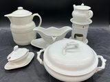 beaucoup de plats blancs posés sur une table