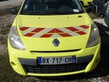 une voiture jaune garée sur un parking