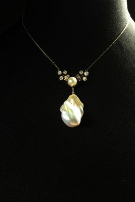 Collier orné d’une importante perle nacrée baroque soufflure…