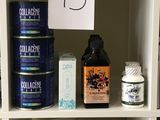 une étagère sur laquelle sont disposés de nombreux types de produits différents