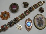 beaucoup de bijoux posés sur une table