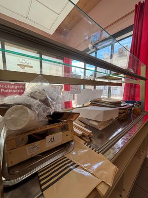 Lot d'emballages + divers + plateaux