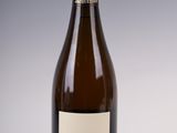 une bouteille de vin posée sur une table