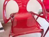 deux chaises en plastique rouges placées l'une à côté de l'autre dans une pièce