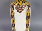 une image représentant un vase orné d'un motif floral