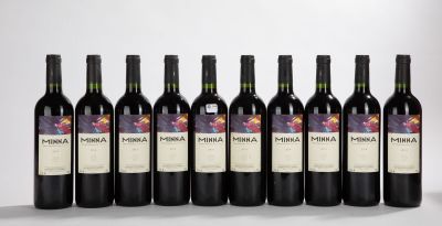six bouteilles de vin alignées sur une table