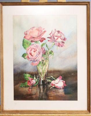 un tableau représentant des roses roses dans un vase posé sur un chevalet