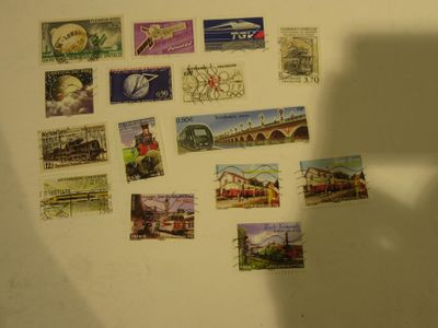 l'ombre d'une personne debout devant un mur orné de timbres
