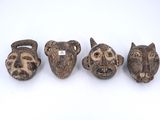 quatre types différents de vases en forme de tête d'animal sur un fond blanc