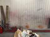 une boîte remplie de nourriture posée par terre dans un garage