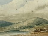 un tableau accroché au mur d'une pièce, avec une montagne en arrière-plan