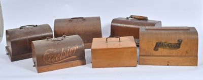plusieurs bagages posés sur une table, à côté d'un vase