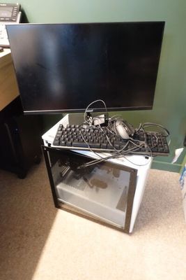 un micro-ondes surmonté d'un clavier et d'un écran