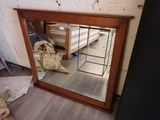 un miroir posé par terre devant un lit