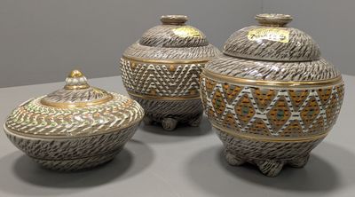 trois vases posés sur une table