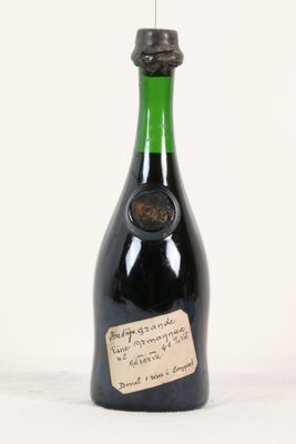 une bouteille de vin avec une étiquette, posée sur une surface blanche