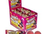 une boîte remplie de bonbons roses et de boules de bonbons