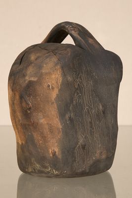 un vase posé sur une table