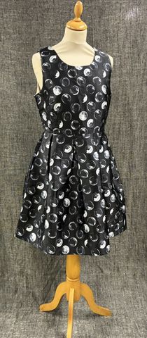 HOLLY BRACKEN - Robe sans manche à décor imprimé de bulles. Taill...