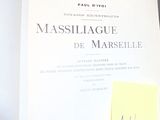 un post-it jaune posé sur un livre