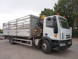 un camion blanc garé sur le parking