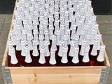 plusieurs bouteilles de bière rangées dans une caisse en bois