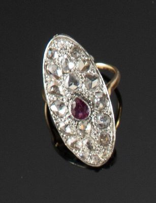 une photo d'une bague sertie d'un diamant et d'un rubis sur un fond noir
