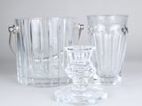 trois verres et un vase posés sur une table