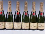 six bouteilles de champagne sont alignées