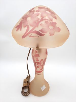 lampe rose et blanche avec un abat-jour rose sur fond blanc