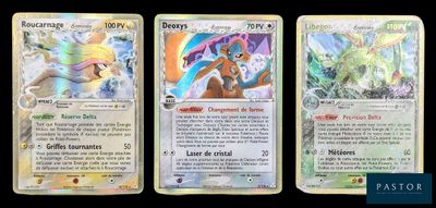 Quatre cartes Pokémon différentes sont représentées sur un fond noir.