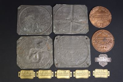 Ensemble de 10 plaques fiscales dont plaques de vélos