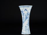 un vase bleu et blanc orné d'un motif de fleurs et d'oiseaux